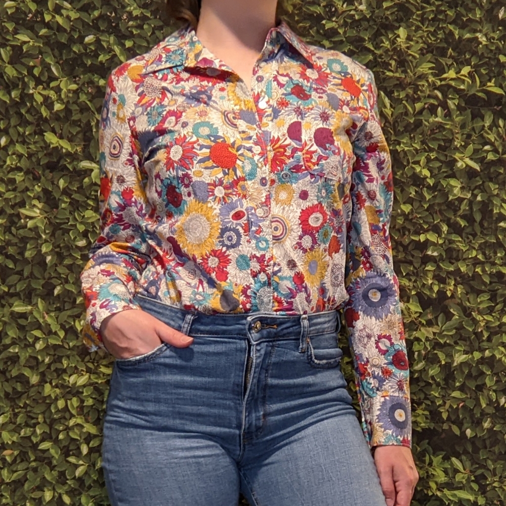 Funky flower button up blouse 🌼🌸